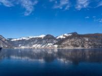 Eine dünne Eisschicht bedeckt den Walchsee
